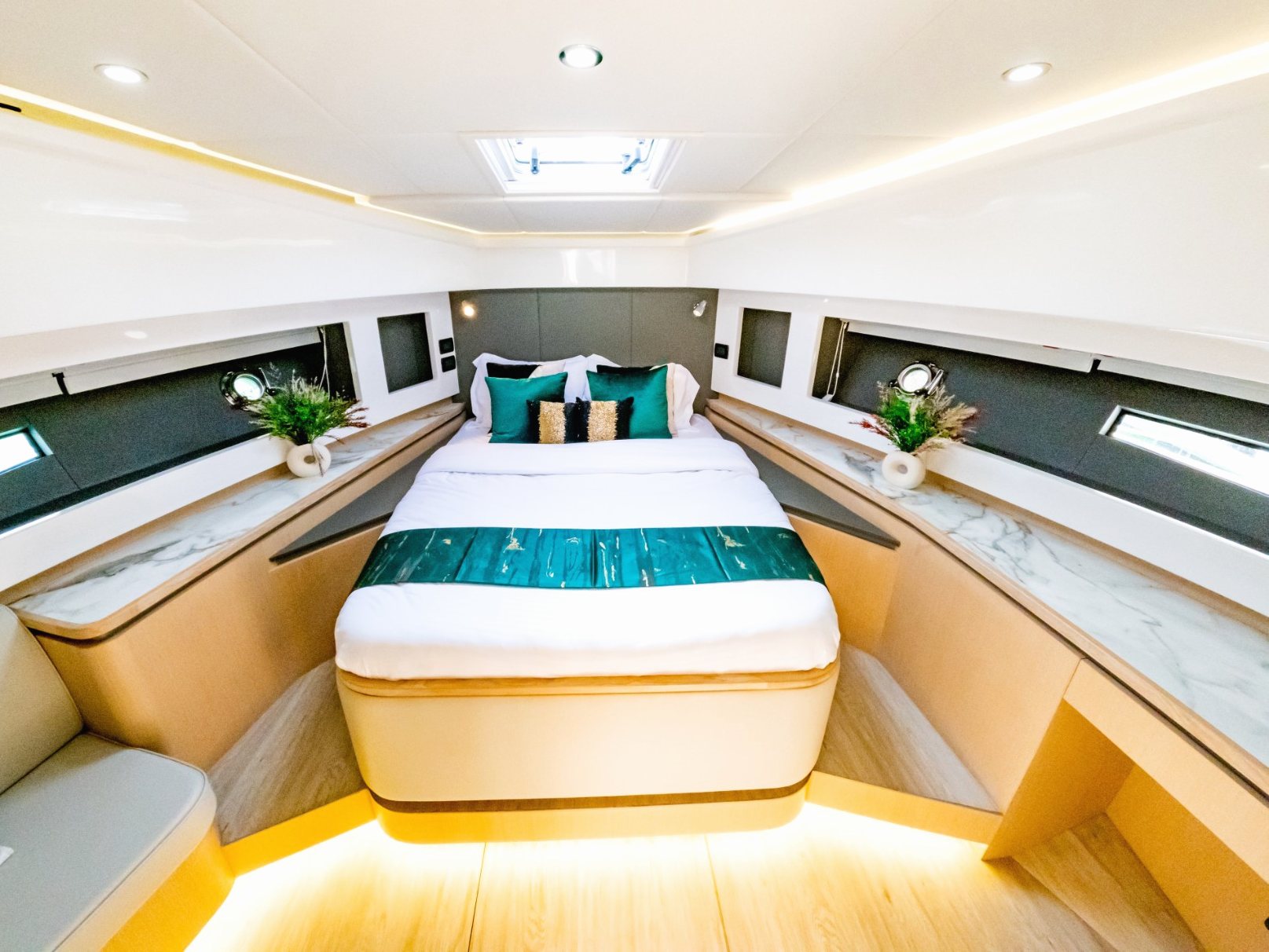 Sky Walker Uno yacht, image 2