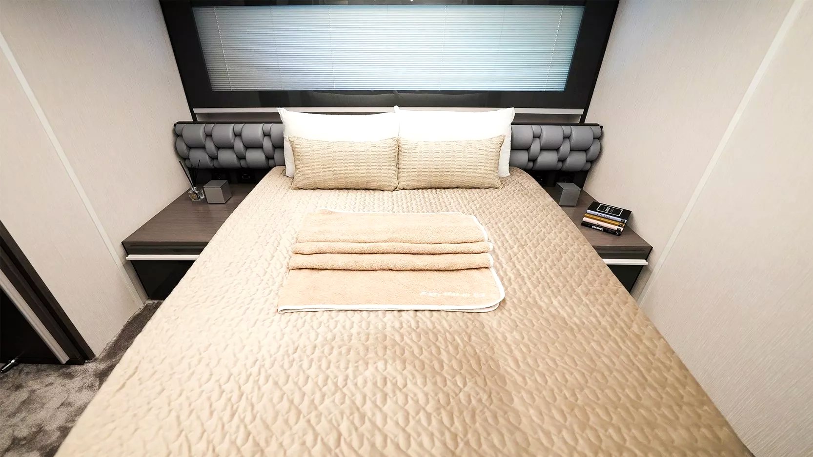 Pershing 5X Shark Grey yacht, image 11