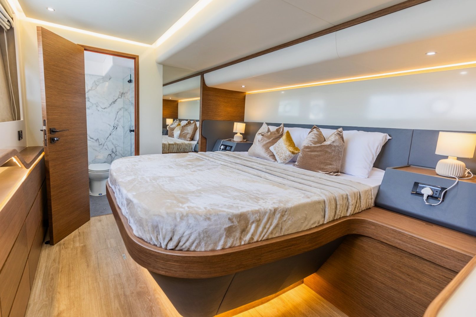 Sky Walker Aquila yacht, image 12