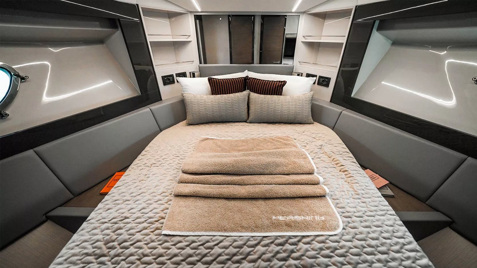 Pershing 5X Shark Grey yacht, image 4