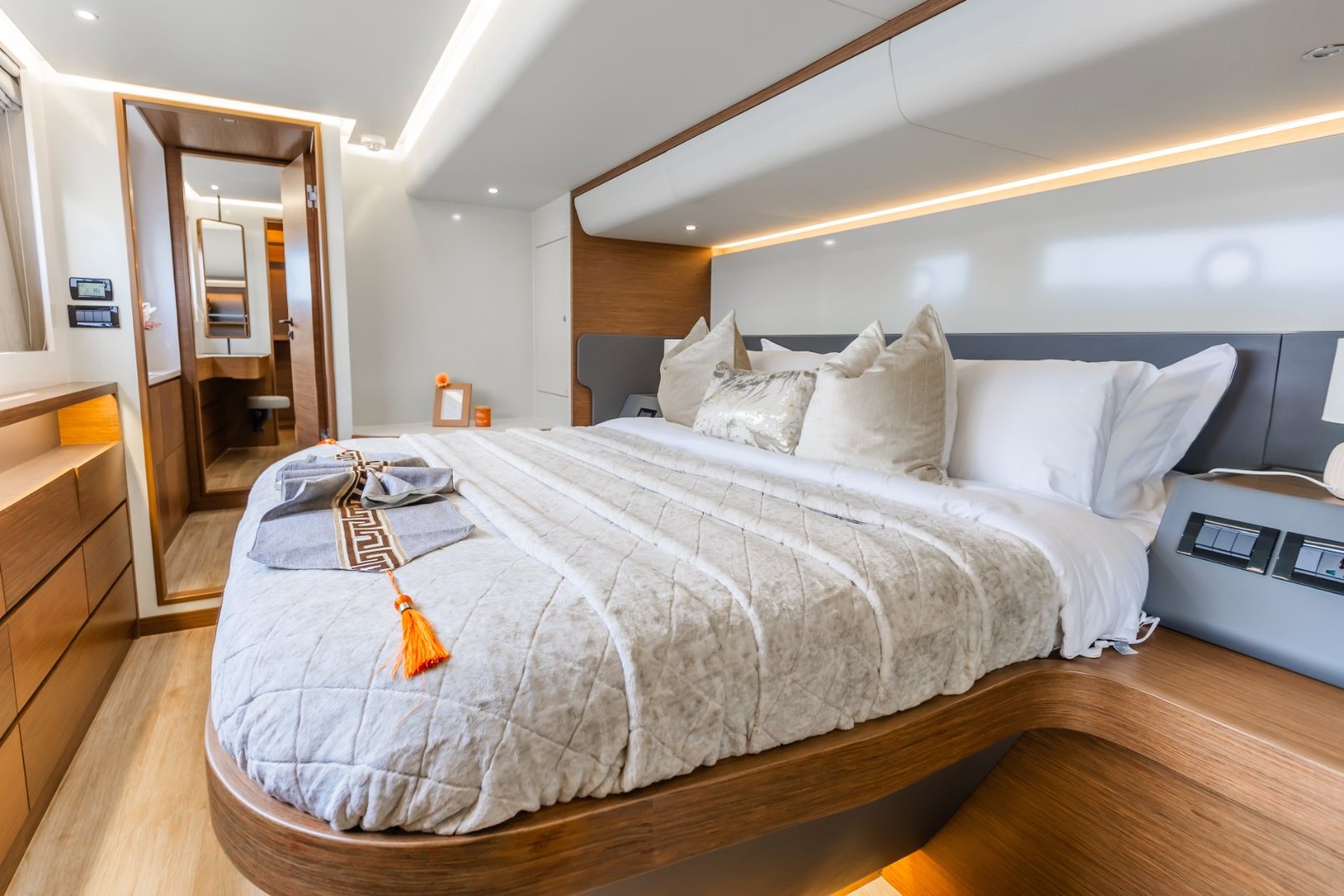 Sky Walker Aquila yacht, image 2