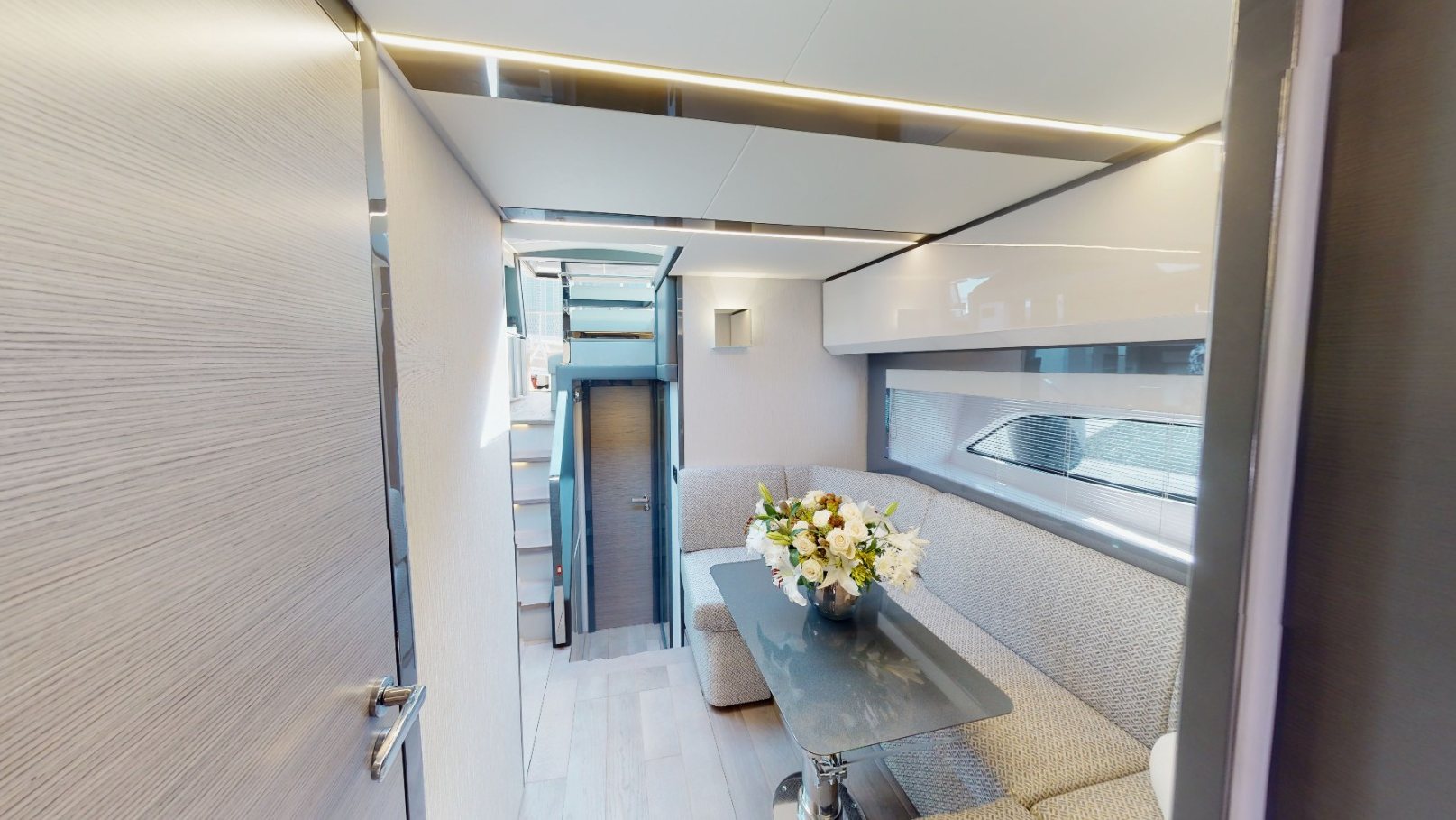 Pershing 5X Pearl White yacht, image 6