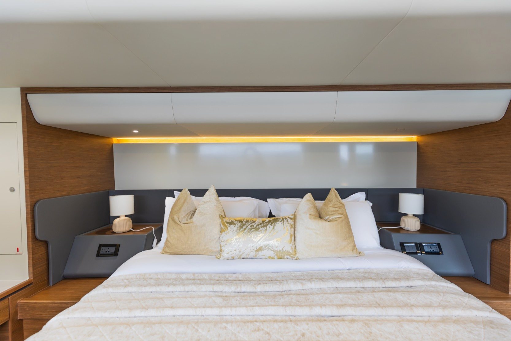 Sky Walker Aquila yacht, image 5