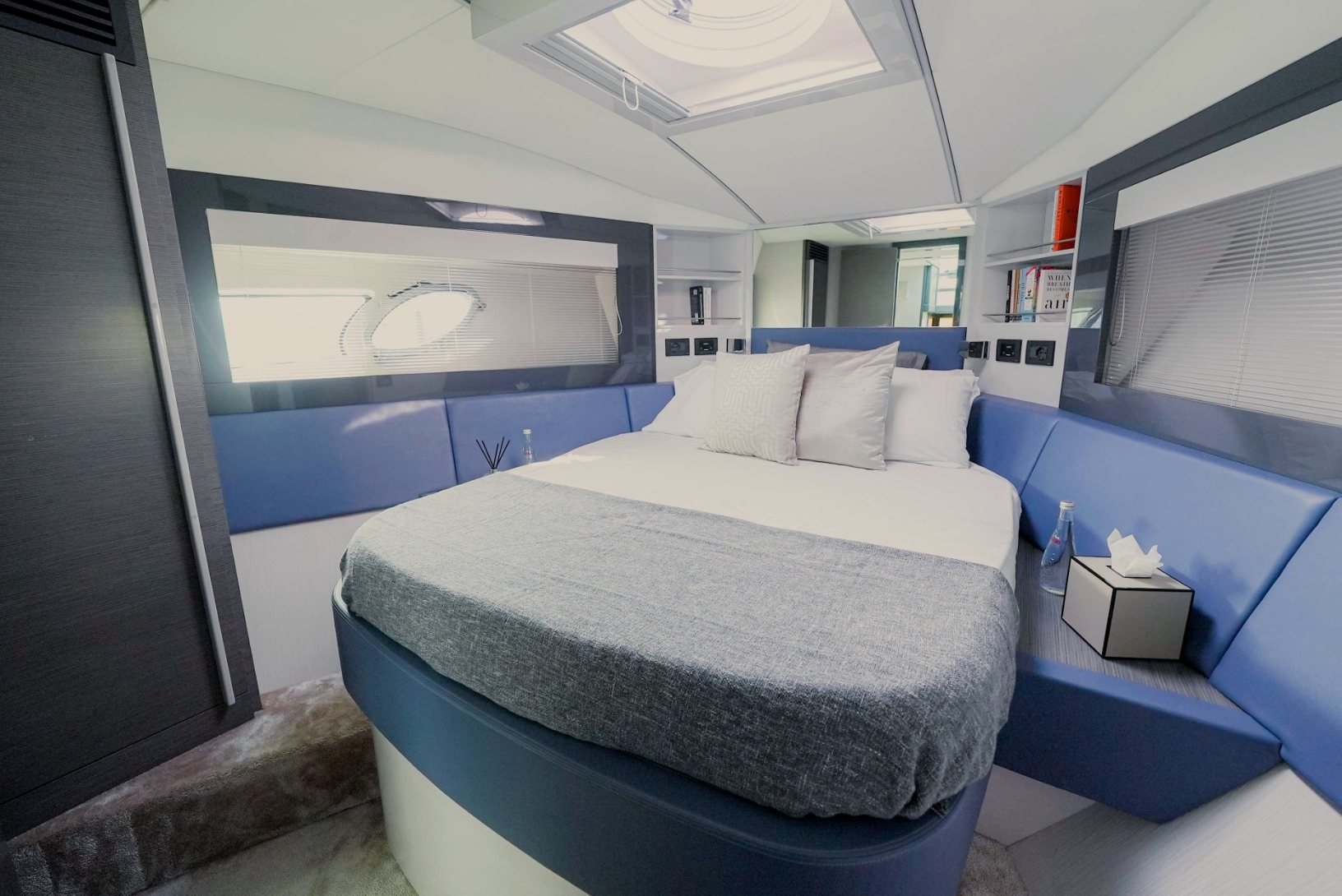 Pershing 5X Pearl White yacht, image 4