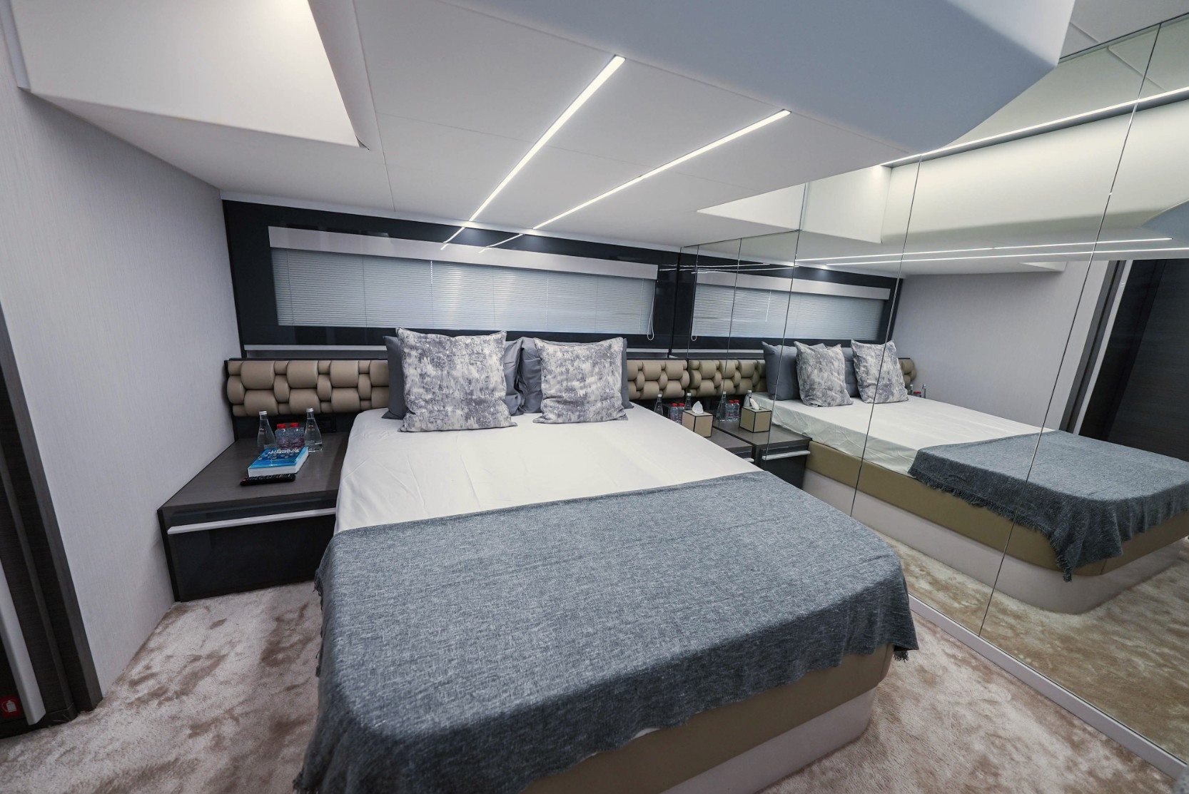 Pershing 5X Pearl White yacht, image 5