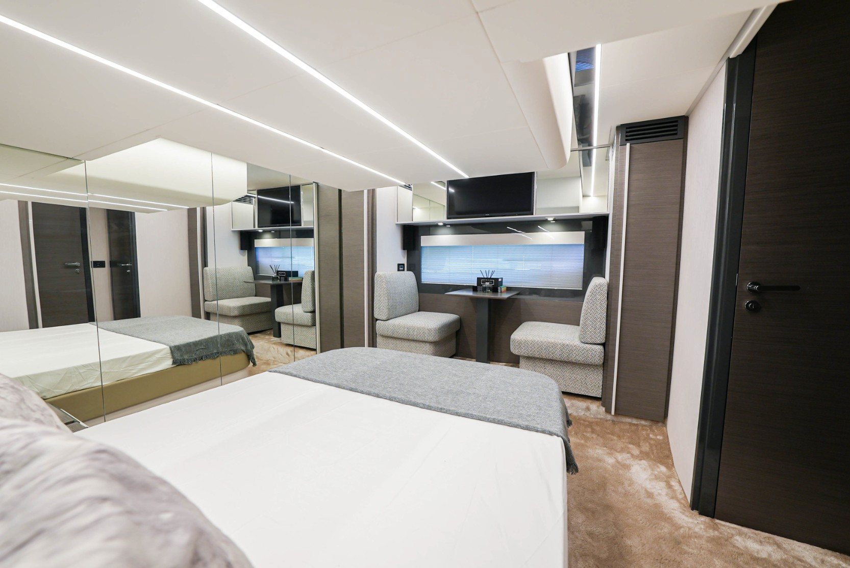 Pershing 5X Pearl White yacht, image 15